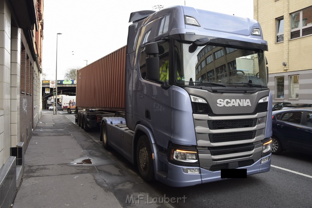 LKW gegen Bruecke wegen Rettungsgasse Koeln Muelheim P08.JPG - Miklos Laubert